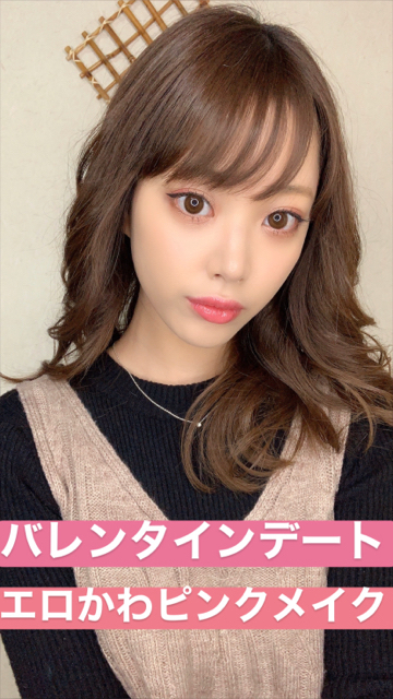 写真スタジオでプロの古典的なメイクアップポーズで美しいセクシーなブロンド。エロティックな白いドレスを着た官能的なスタイリッシュな女性。モダンなカラーサングラスで完璧な唇を持つ青い目の女性の写真素材・画像素材  Image 125701368