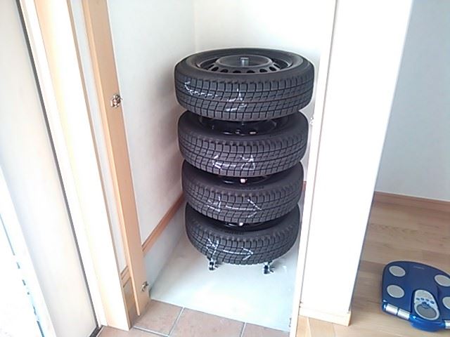 タイヤラックのおすすめ15選。横置き・縦置きできる人気アイテムもご紹介