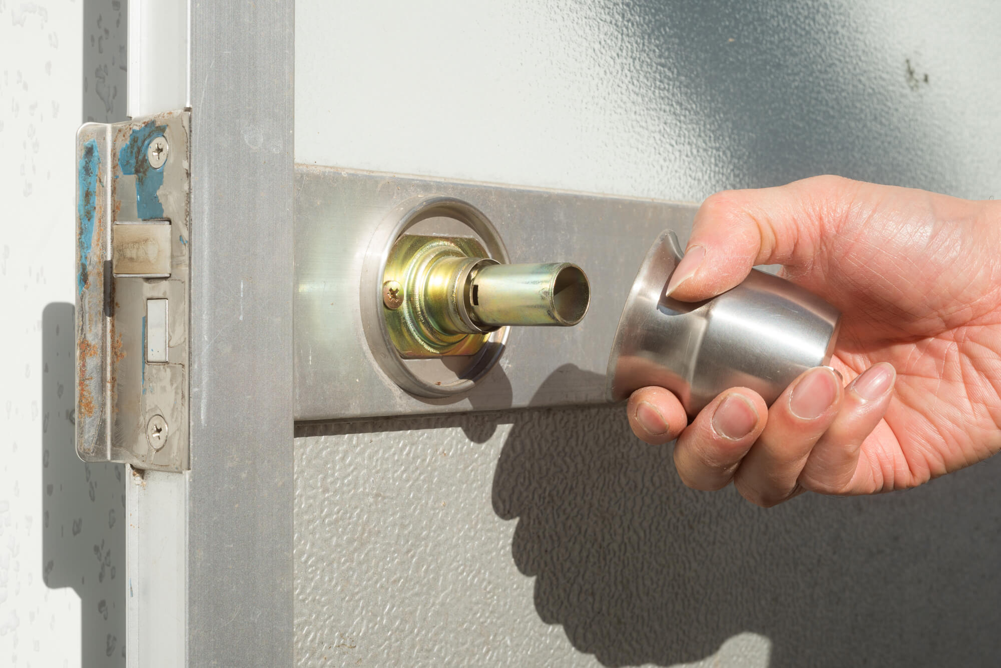 ドアノブの修理は自分でできる？「ゆるみ」や「ぐらつき」を自分で修理する方法