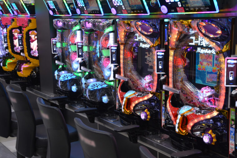 パチンコをする女性のイラスト素材20007635- PIXTA