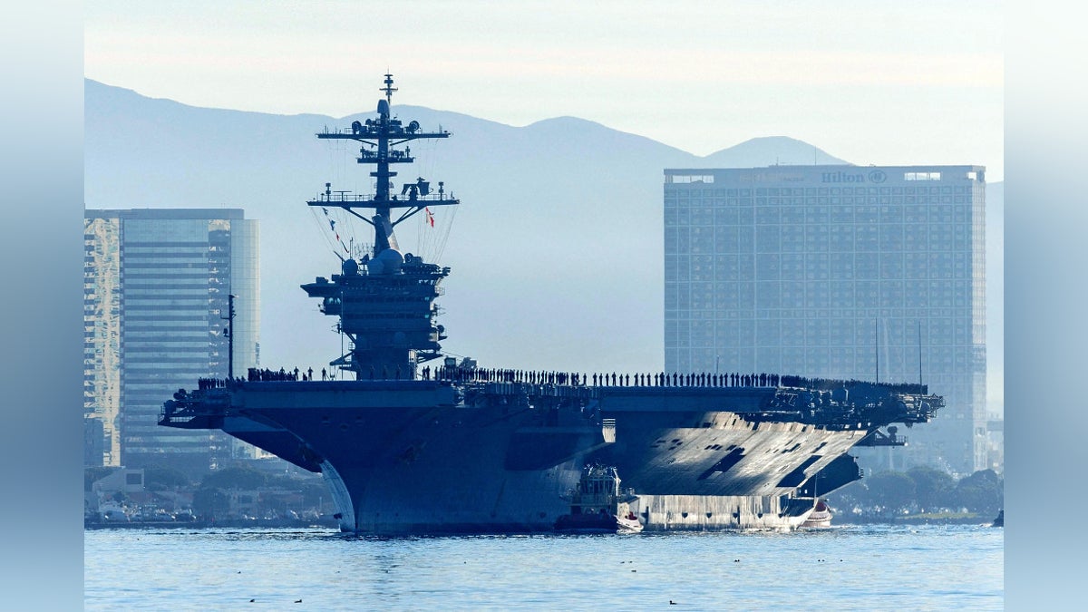 艦載機満載の米空母『リンカーン』浦賀水道を南下 - YouTube