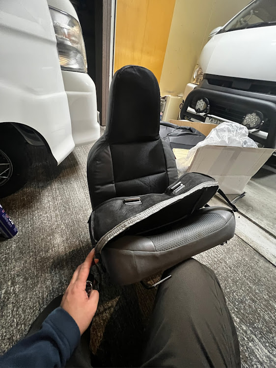 シートカバーを変更🥰 この15年落ちの軽トラに適合するシートカバーがあまり売ってなくて苦労したよー💦😂 無名メーカーのシートカバーやったけど、フィッティングばっちり😋✨ステッカー交換して頂いたフォロワーさん達のかっこいいステッカーも相まってだんだん内装も