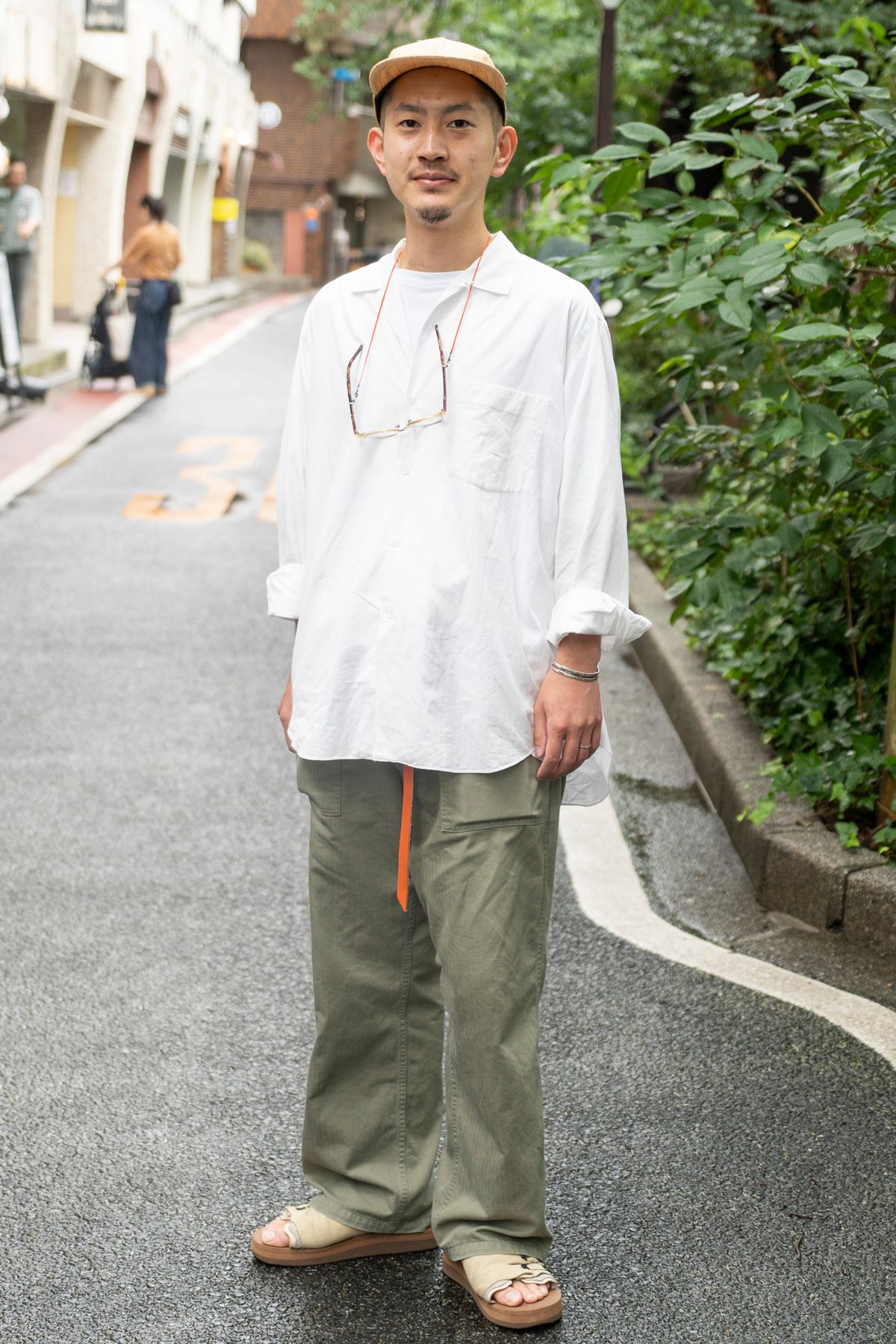 白麻シャツ×ベージュチノパン×白スニーカー biz17ss_2606のコーディネート例ビジネス・オフィス・スマートカジュアル専門通販