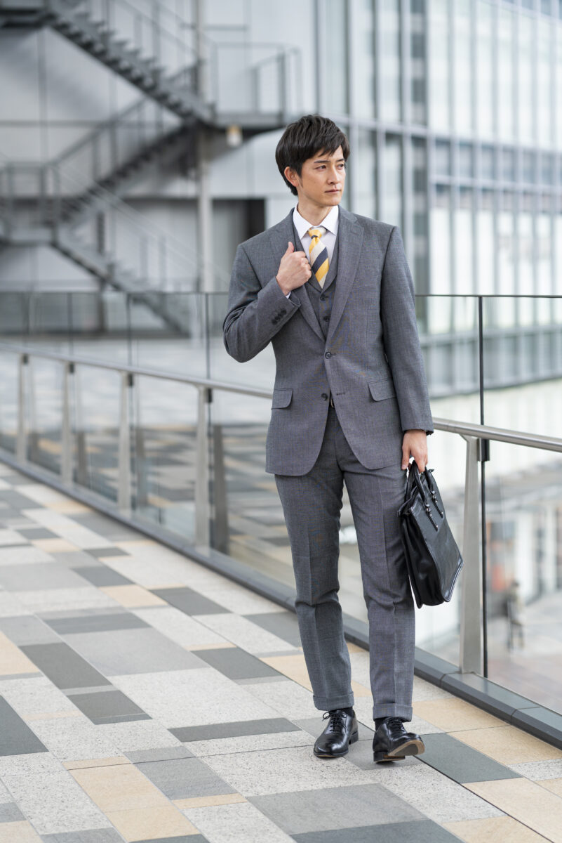 グレースーツは失礼？ビジネスでの着こなし方と失敗しない色選びガイド - CUSTOM FASHION MAGAZINE カスタムファッションマガジン