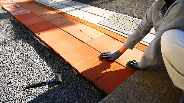 DIY 駐車場コンクリートの隙間をレンガで埋める方法 空練りモルタル